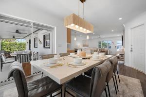 Bayside Hideaway! Private pool with water view and canal side dock! Available for Summer!