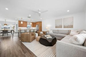 Bayside Hideaway! Private pool with water view and canal side dock! Available for Summer!