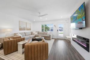 Bayside Hideaway! Private pool with water view and canal side dock! Available for Summer!