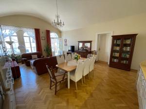 Royal Apartment in Historical Downtown