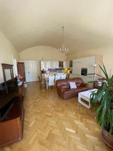 Royal Apartment in Historical Downtown