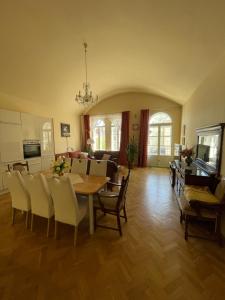 Royal Apartment in Historical Downtown