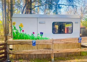 WaldCamp mit kleinen Hütten und Caravans in Cottbus Natur Pur