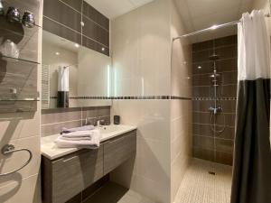 Appart'hotels Bethune City Relax Spa & Sauna : Chambre Double avec Salle de Bains Privative