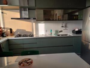 Casa de alto padrão em muro alto