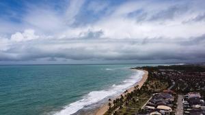 Casa de alto padrão em muro alto