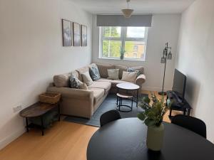 2 bed - 2 bath, gated parking, M62 J27