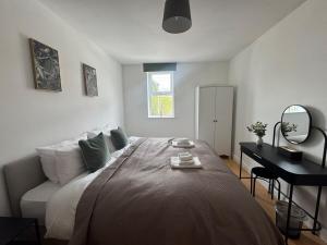 2 bed - 2 bath, gated parking, M62 J27