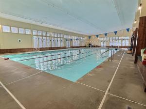 Robins Nest Pool Gym Fireplace Near the AT