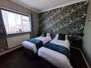 Twin Room with Shared Bathroom room in Westbrook Lodge Guest House