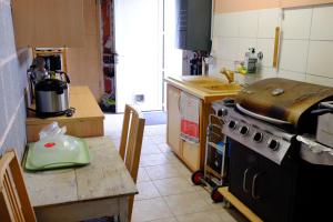 Sejours chez l'habitant Chambre independante avec vue sur mer et marais du littoral, Salle de bain et WC privatifs , kitchenette et terrasse partagees : photos des chambres