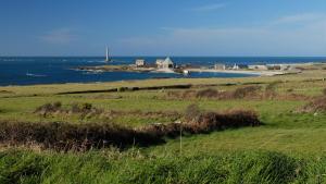 Sejours chez l'habitant Chambre independante avec vue sur mer et marais du littoral, Salle de bain et WC privatifs , kitchenette et terrasse partagees : photos des chambres