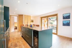 Large, bright and comfortable 3 bedroom apartment