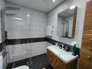 Modern Studio with free Netflix - Close to Metro