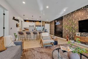 The Gibson in Music City Walk to Broadway