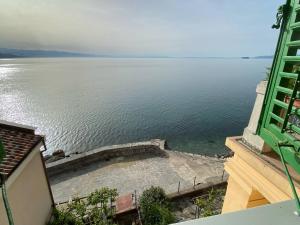 room 10 m from the sea