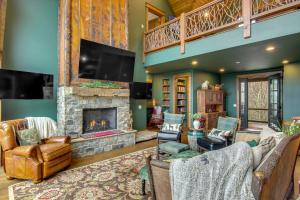 1 Mi to Panthertown Valley Mountain Lodge with Deck - 3hvězdičkové hotely ve městě Glenville