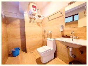 HOTEL LUXUARY R-B Near Near Railway station - Fully Air conditioned Rooms with Wifi-LIFT and Restaurant - A Top Rated Hotel