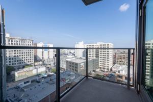 Stylish 3BR High-Rise with Pool, Hot Tub & Rooftop Views