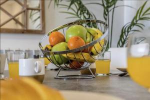 Sunny 3-Bedroom Apartment