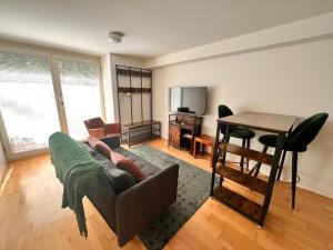 Studio 57 - two bus stops or 15 minutes walking distance to ESC event