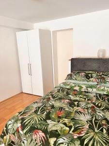 Studio 57 - two bus stops or 15 minutes walking distance to ESC event