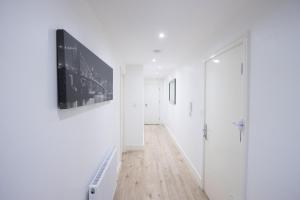 Midland Apartment I 1-min walk to town centre & station I 8-mins to airport I private balcony