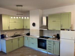 Elins View Stylish Central Apartment with Panoramic Terrace