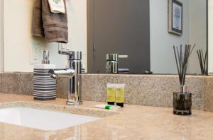 Charming 3 Bedroom Apartment with Pool Near San Diego Convention Center