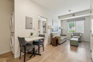 Simplicity At the Rim 1117 I Spacious 1 Bed 1 Bth