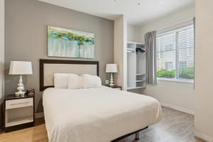 Simplicity At the Rim 1117 I Spacious 1 Bed 1 Bth