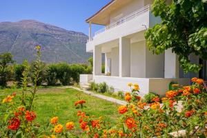 Makyneia Garden House