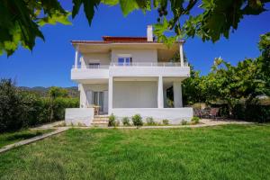 Makyneia Garden House
