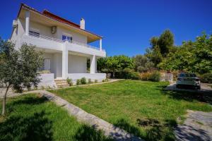 Makyneia Garden House