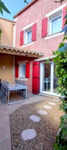 Maisons de vacances Maison cosy au bord du canal, piscine et parking : photos des chambres