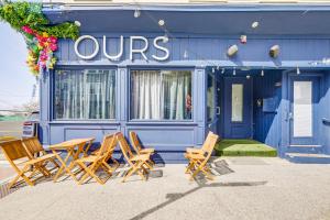 Lively Area Downtown Providence Apartment!