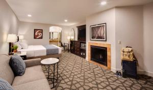 Deluxe King Studio Suite-Exterior View room in Ayres Hotel Redlands