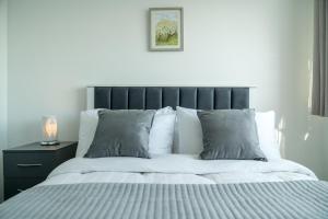 5 Bedrooms Homely House with Garden-Sleeps 11 Comfortably on 5 Double Beds, 1 Single Bed, Onsite Private Parking,Business Travellers, Contractors, & Holiday-Goers, Family Groups, Near Westfield Stratford,Excel Centre,O2 Arena,Elizabeth Line,Central L