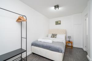 5 Bedrooms Homely House with Garden-Sleeps 11 Comfortably on 5 Double Beds, 1 Single Bed, Onsite Private Parking,Business Travellers, Contractors, & Holiday-Goers, Family Groups, Near Westfield Stratford,Excel Centre,O2 Arena,Elizabeth Line,Central L
