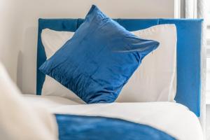 Luxury 5 bedroom House With FREE Parking and Pool Table