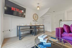 Luxury 5 bedroom House With FREE Parking and Pool Table