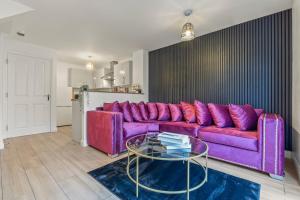 Luxury 5 bedroom House With FREE Parking and Pool Table