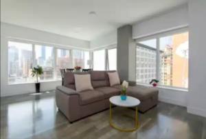 Beautiful 3 Bedroom High Rise with Pool, Hot Tub and Rooftop Views