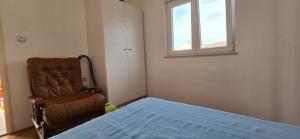 Apartments by the sea Mirca, Brac - 5655