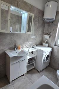 Apartments by the sea Mirca, Brac - 5655