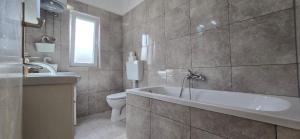 Apartments by the sea Mirca, Brac - 5655