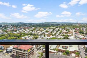 Mountain View 2BR with Pool, Huge Gym and Parking