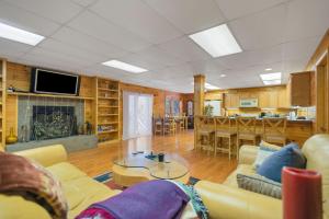 Indoor Sauna Hot Tub & Golf