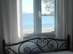 Floras Rooms Milos Greece