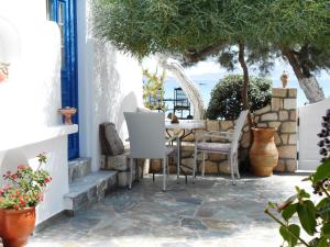 Floras Rooms Milos Greece